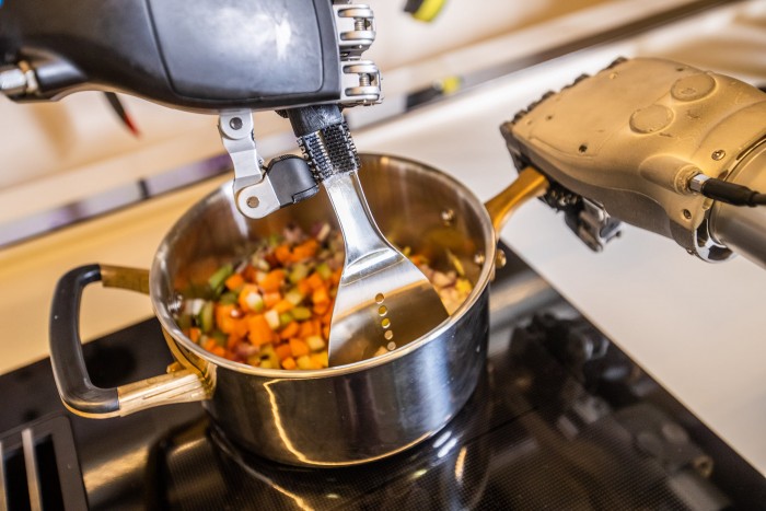 Ebédet főz és el is mosogat az otthoni konyhai luxusrobot 3