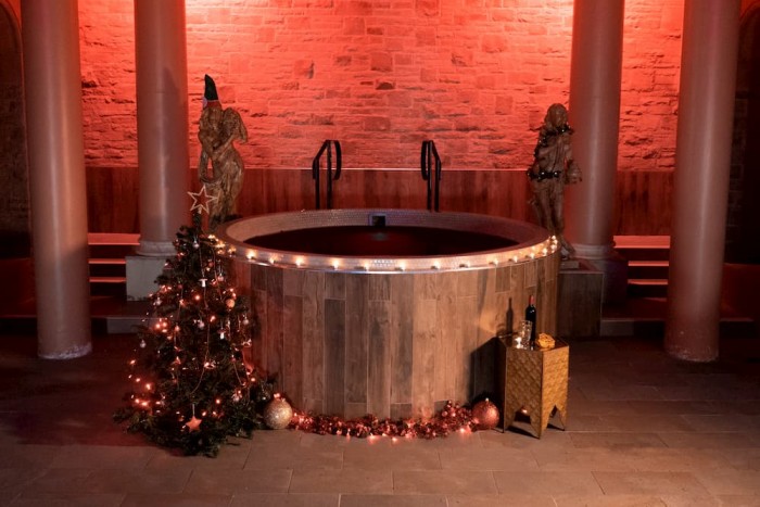 A forralt borral töltött jakuzzinál nincs ünnepibb medence