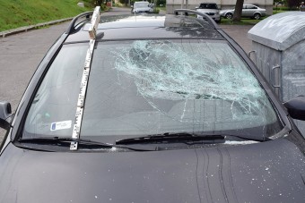 Olyan pipa lett egy borsodi nő, hogy a saját autóját is szétverte egy husánggal