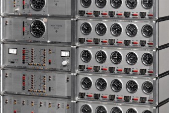 Egyszerre 65 város idejét mutatja a drága svájci óra