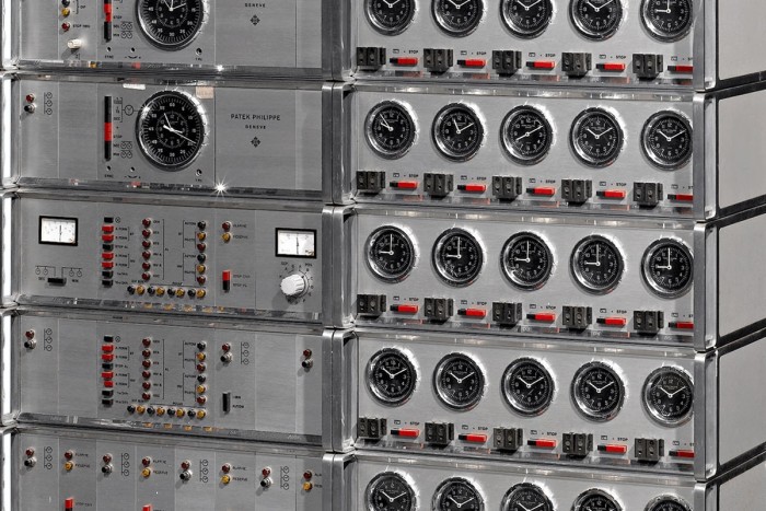 Egyszerre 65 város idejét mutatja a drága svájci óra