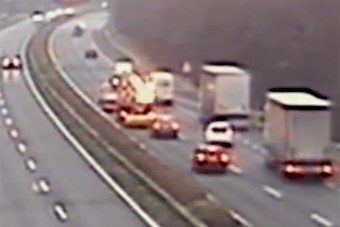 Elképesztő balesetet vett fel a Magyar Közút kamerája