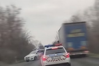 Az év legdurvább hazai autós üldözéséről adott ki videót a rendőrség