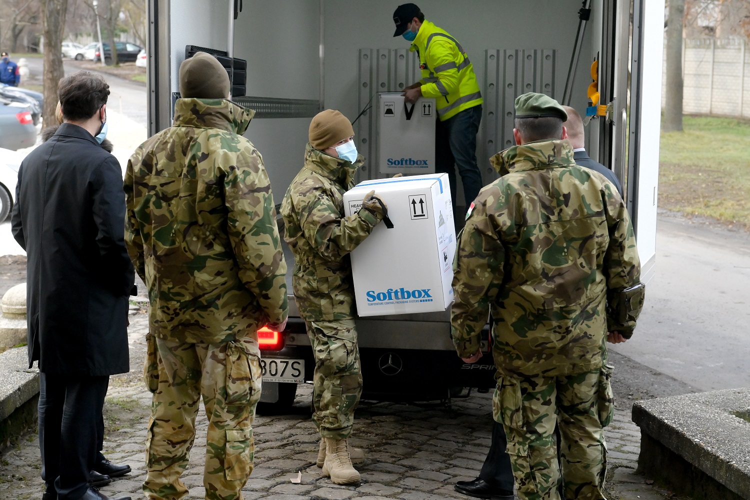 Így érkezett meg a koronavírus elleni vakcina hazánkba 1