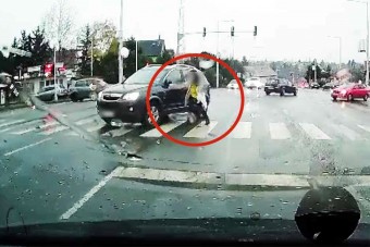 Gyalogost a zebrán elsodró autóst vettek videóra