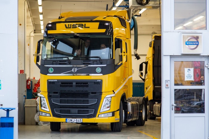 Látványos felvételeken a Waberer’s új vontatói