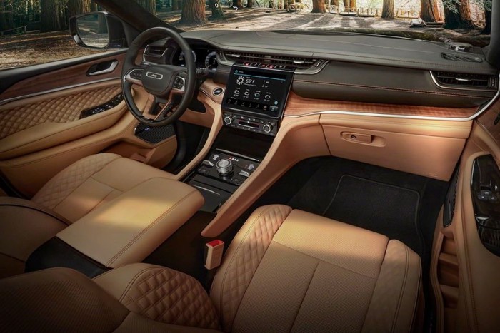 Három üléssoros óriásterepjárót épít a Jeep 6 | Vezess Három üléssoros óriásterepjárót épít a Jeep 6