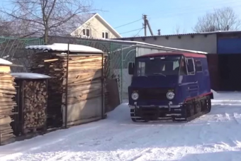 Unokájával épített házi lánctalpast az ukrán nagypapa