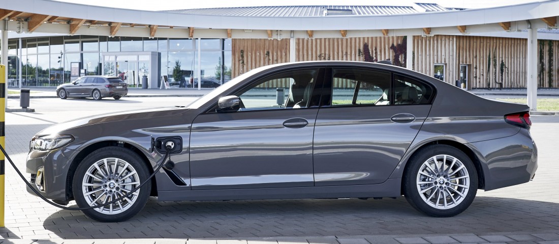Belépő konnektoros hibridek a BMW-től