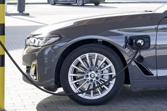 Belépő konnektoros hibridek a BMW-től