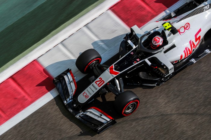 F1: A Haas távozó szponzora is megszólalt a botrányhős újonc ügyében