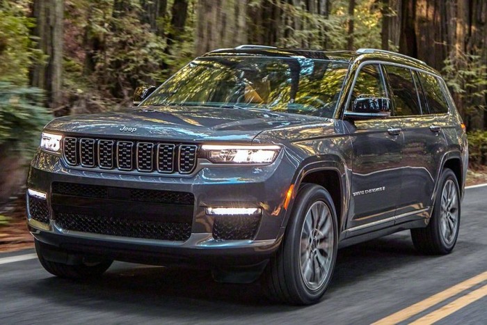 Három üléssoros óriásterepjárót épít a Jeep