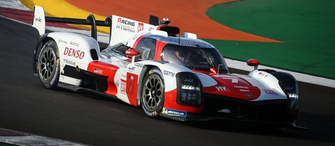 Bemutatta új hibrid versenyautóját a Toyota