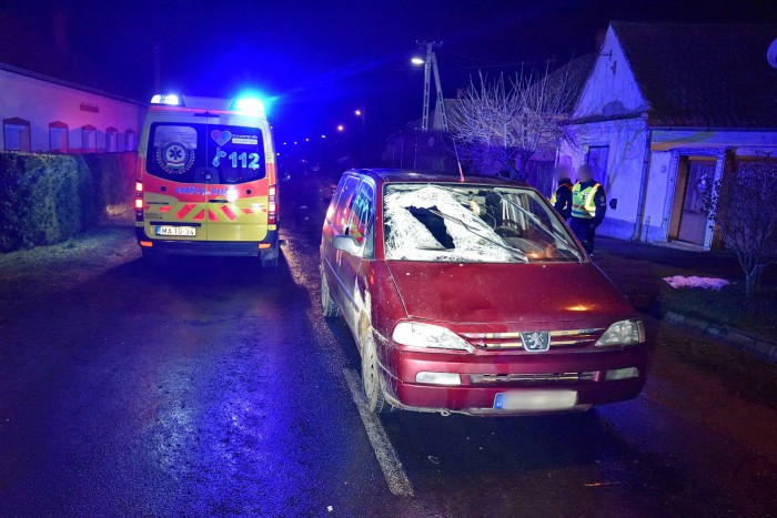 Úton tántorgó, ittas férfit ütöttek el, mert ittas nő ugrott egy kocsi elé