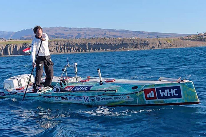 Elindult a magyar sportoló, hogy állva evezze át az óceánt