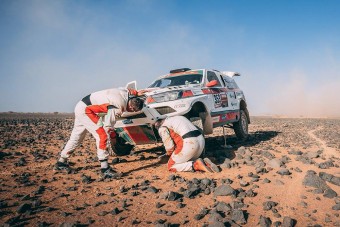 Feladták a magyar autósok a Dakar-ralit