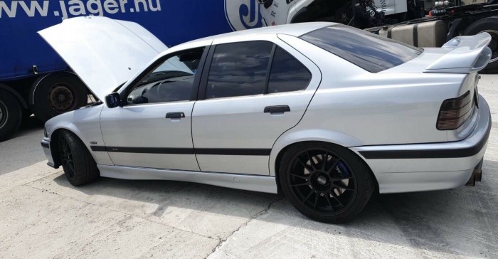 Erős poén a 316i felirat ennek a tuningolt hármas BMW-nek a farán 4