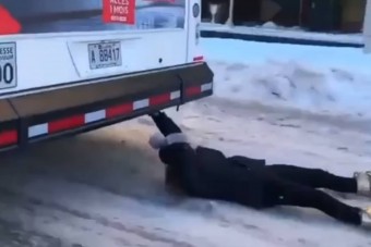 Ez a fiatal férfi vagy Pókember, vagy teljesen hülye