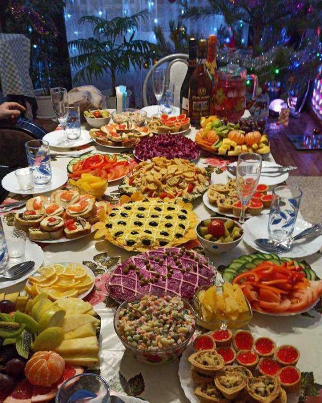 Így néz ki az orosz ünnepi asztal újévkor 1 | Vezess Így néz ki az orosz ünnepi asztal újévkor 1