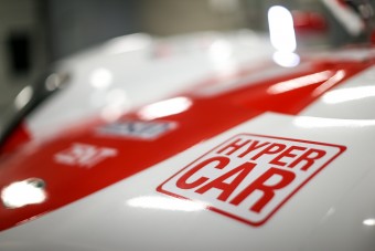 Bemutatta új hibrid versenyautóját a Toyota