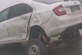 Ez a törött Skoda minden belét vonszoló roncson túltesz