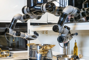 Ez nem konyhai robotgép, ez maga a robotizált konyha