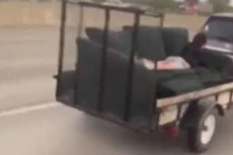 Autópályán húztak egy kanapét, ember feküdt rajta