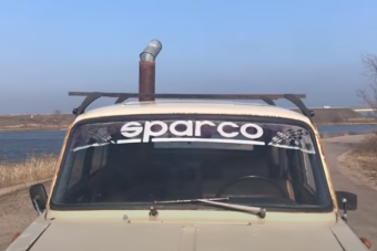 Hatékony és egyszerű megoldással éli túl a fagyos éjszakákat az orosz kamionos