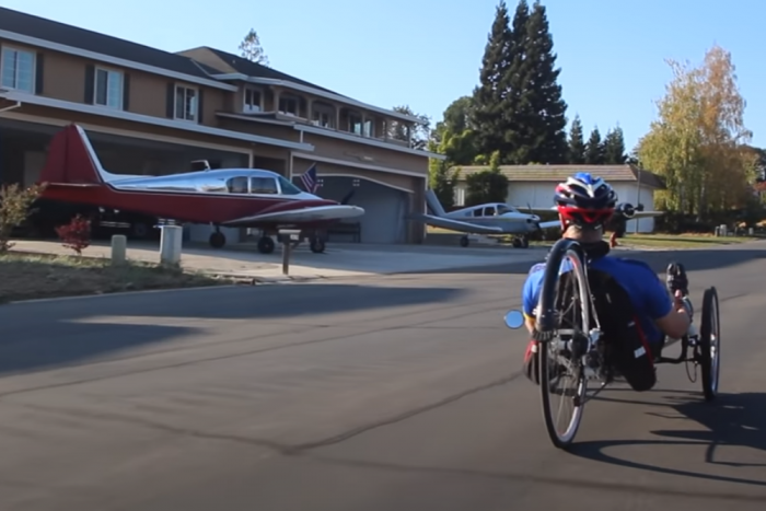 Ebben az amerikai utcában repülők állnak a garázsok előtt