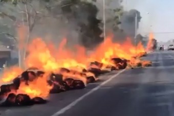 Kilométeren át felgyújtotta az utat, lángoló szalmabálákat húzott maga után
