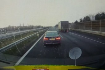 Mentőt büntetett egy BMW-s az M7-esen