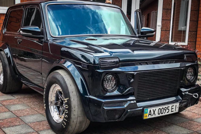 Szürreális látvány ahogy ez az 1500 lóerős Lada Niva kilő