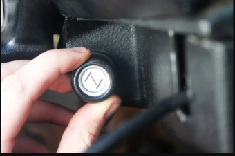 Kihalásra ítélt autós megoldások: a motorindítás manuális kellékei