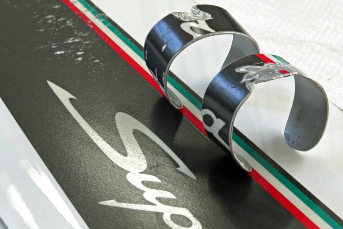 Összetört luxusautókból készítenek ékszereket 7