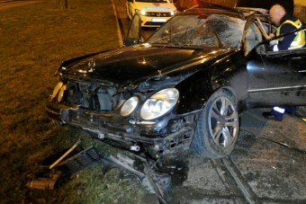 A villamossínekre zuhant egy autós a Kacsóh Pongrác úti felüljáróról