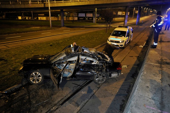 A villamossínekre zuhant egy autós a Kacsóh Pongrác úti felüljáróról 3 A villamossínekre zuhant egy autós a Kacsóh Pongrác úti felüljáróról 3
