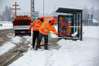 Így borította be a magyar utakat az idei első komoly havazás