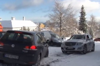 Azt hitte kikapcsolta a fizikát, úgy tört előre a sofőr a hóban