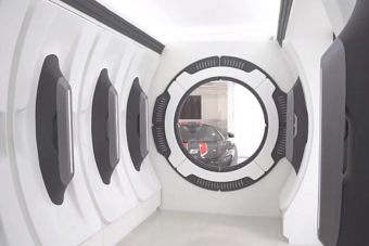 Egy tízmilliárd forint értékű autógyűjteményhez ilyen bejárat illik