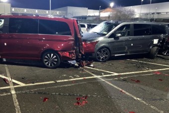 Kirúgta a Mercedes, erre összetört 50 autót