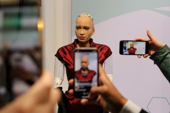 Elkezdik Sophia, a humanoid robot tömeggyártását