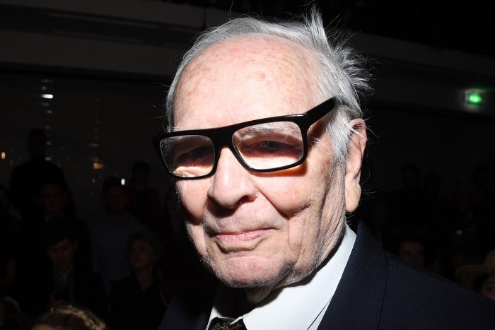 Saját magának tervezett koporsót a divatcézár