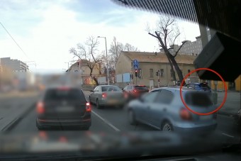 Azonosították a rendőrök a járdán száguldó pesti autóst