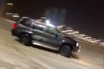 Üres parkolóba mennél driftelgetni? Ne így, nagyon ne!