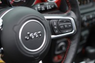 Csinos is, ügyes is, de inni is nagyon tud – Jeep Wrangler benzinmotorral 89