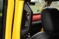 Csinos is, ügyes is, de inni is nagyon tud – Jeep Wrangler benzinmotorral 112