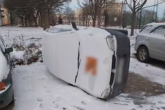 Oldalára borították az autót, úgy lopták ki a katalizátort