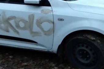 Sárral vagy kutyaürülékkel írták ezt az üzenetet a Hárshegyen parkoló autóra?