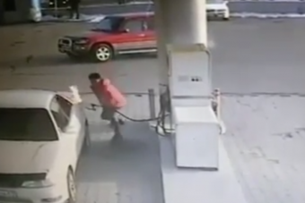 Gyújtóval játszott az őrült autós a benzinkúton, meg is lett az eredménye