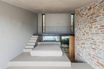 Tökéletesen illik a kopár, görög tájba ez a minimalista luxusbarlang